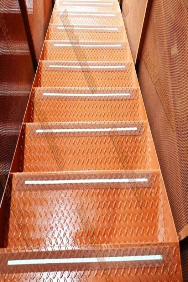 Bandas Fundidas antideslizantes con franja central fotoluminiscente instaladas sobre escaleras metálicas de lámina alfajor para máxima seguridad en exteriores.