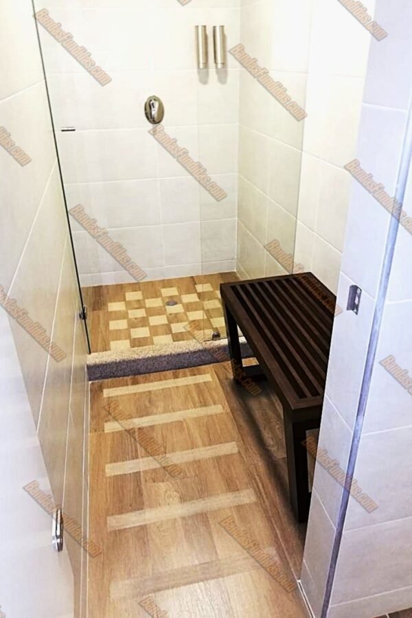 Diseño en patrón de cuadros diseño elegante, estético con material antideslizante fundido color beige en zona piso en madera; vestier y baños para garantizar el cumplimiento de normativas de seguridad.