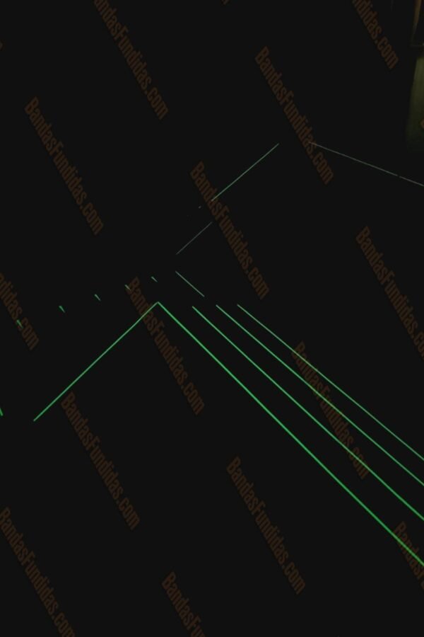 Sistema de escaleras con bandas fundidas antideslizantes con fotoluminiscentes iluminadas en la oscuridad para cumplimiento de normativas de evacuación SGSST.