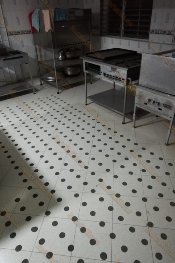 Puntos antideslizantes fundidos instalados en piso de baldosa para cocinas industriales, garantizando seguridad en zonas de derrames de líquidos y grasa.