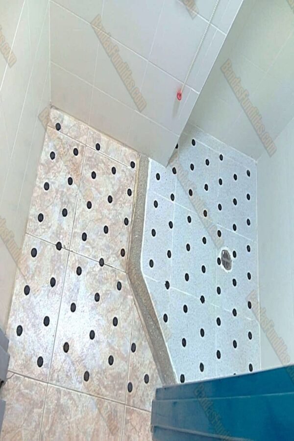 Instalación de puntos antideslizantes fundidos en piso de cerámica de ducha para prevención de caídas y resbalones en zonas húmedas.